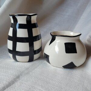 Vases in black and white, set of 2